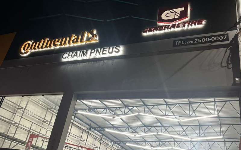 Chaim Pneus Manhuaçu à noite, com o galpão iluminado